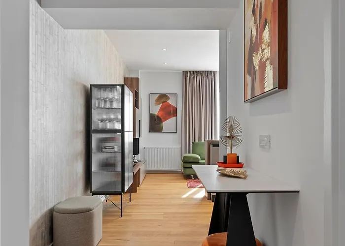 Mido With Parking And Self Check-in 부쿠레슈티