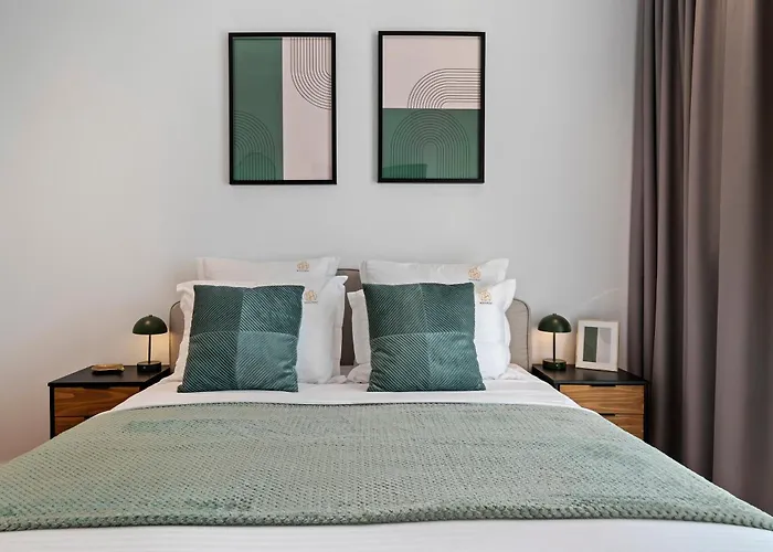 Mido With Parking And Self Check-in 부쿠레슈티